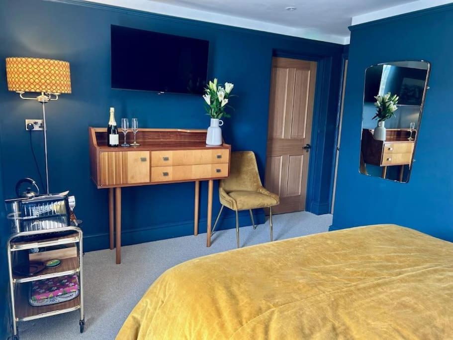 Stylish Retro Hotel Room Above Pub Shepton Mallet Exterior photo