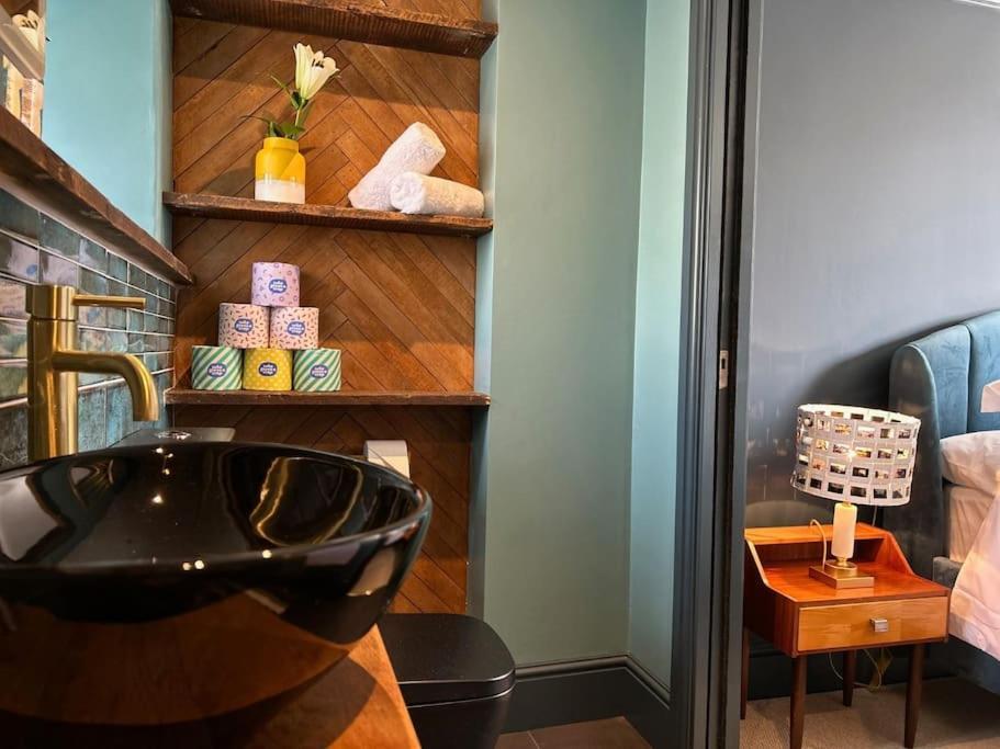 Stylish Retro Hotel Room Above Pub Shepton Mallet Exterior photo