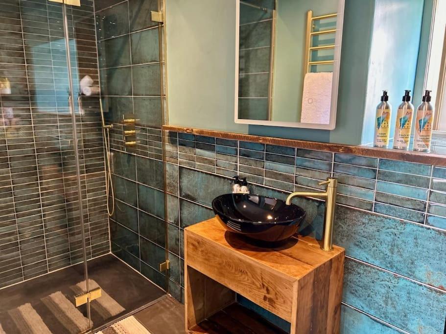 Stylish Retro Hotel Room Above Pub Shepton Mallet Exterior photo